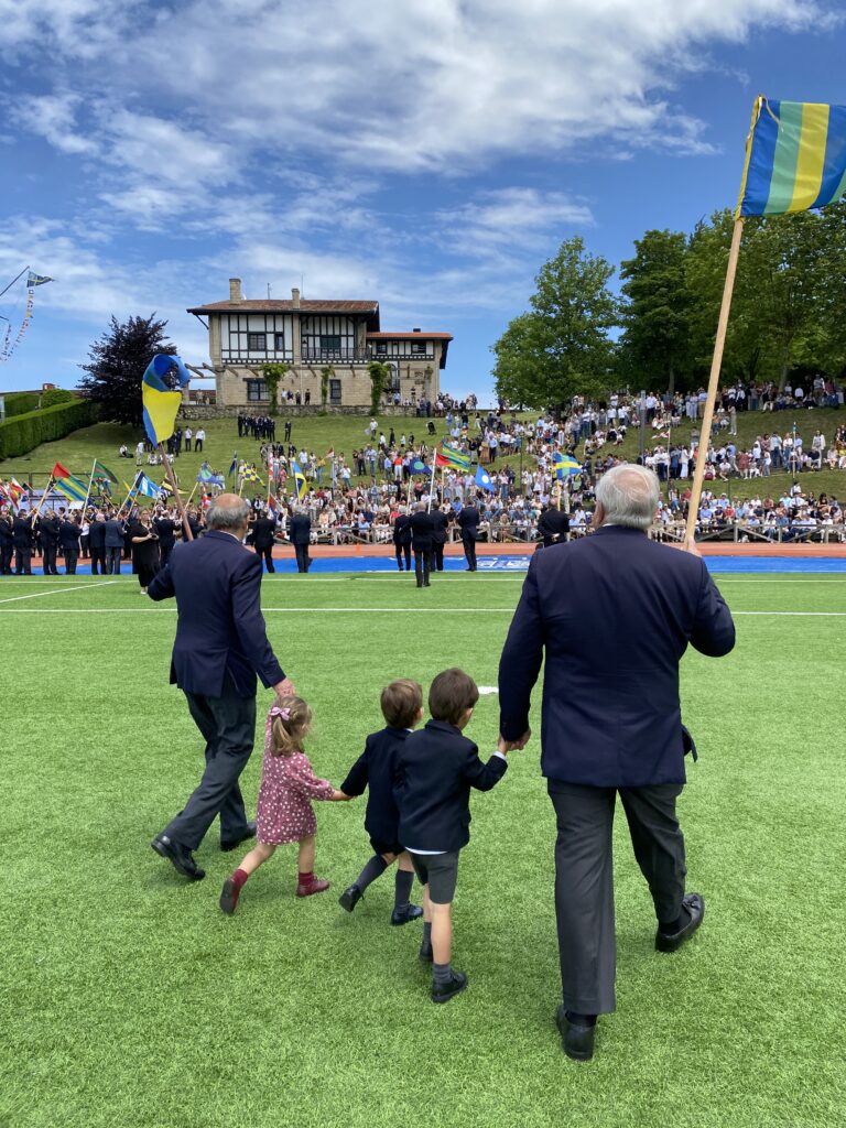 los abuelos, parte determinante en la sociedad, participan activamente en la vida escolar en Gaztelueta, favoreciendo así una relación familia colegio que da sentido a la educación personalizada