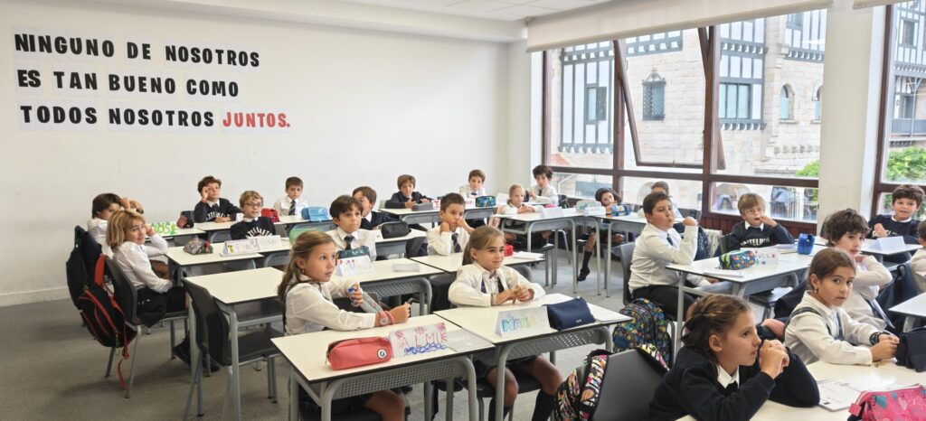 la forma en la que se alinean las mesas contribuye especialmente al orden y limpieza en Gaztelueta