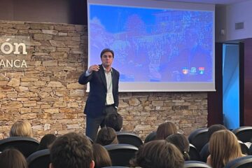 Juan Vázquez, profesor de Gaztelueta, traslado a los alumnis de Las Acacias-Montecastelo la pasión de la vocación docente