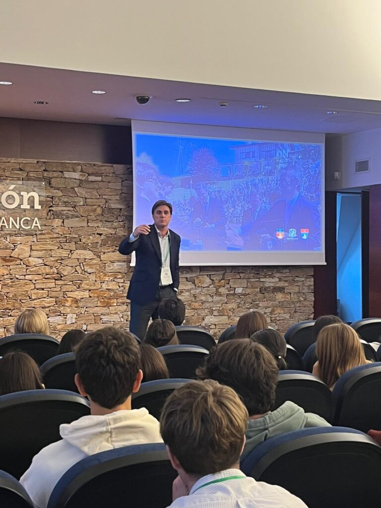 Juan Vázquez, profesor de Gaztelueta, traslado a los alumnis de Las Acacias-Montecastelo la pasión de la vocación docente