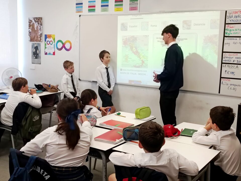 Los alumnos de Primaria reciben a los alumnos en sus aulas para compartir con ellos sus experiencias e ir creando interés en futuras estancias del Plan de Internacionalización 26-30