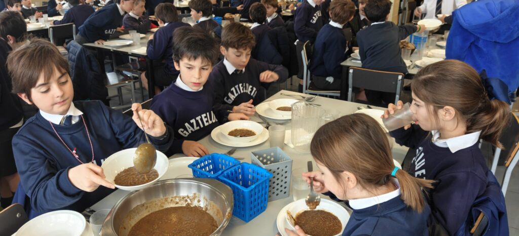 el comedor escolar de Gaztelueta pone a disposición de los alumnos el menaje para que ellos mismos se sirvan la comida