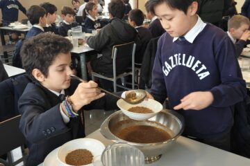 los propios alumnos se sirven en el comedor escolar de Gaztelueta