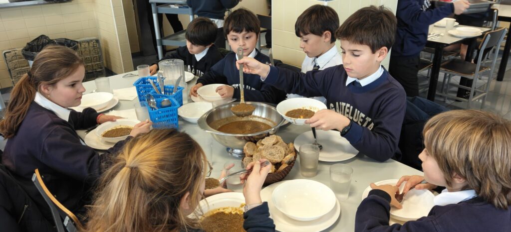 los grupos reducidos permiten a los alumnos que el comedor escolar sea una experiencia más cercana y cálida 
