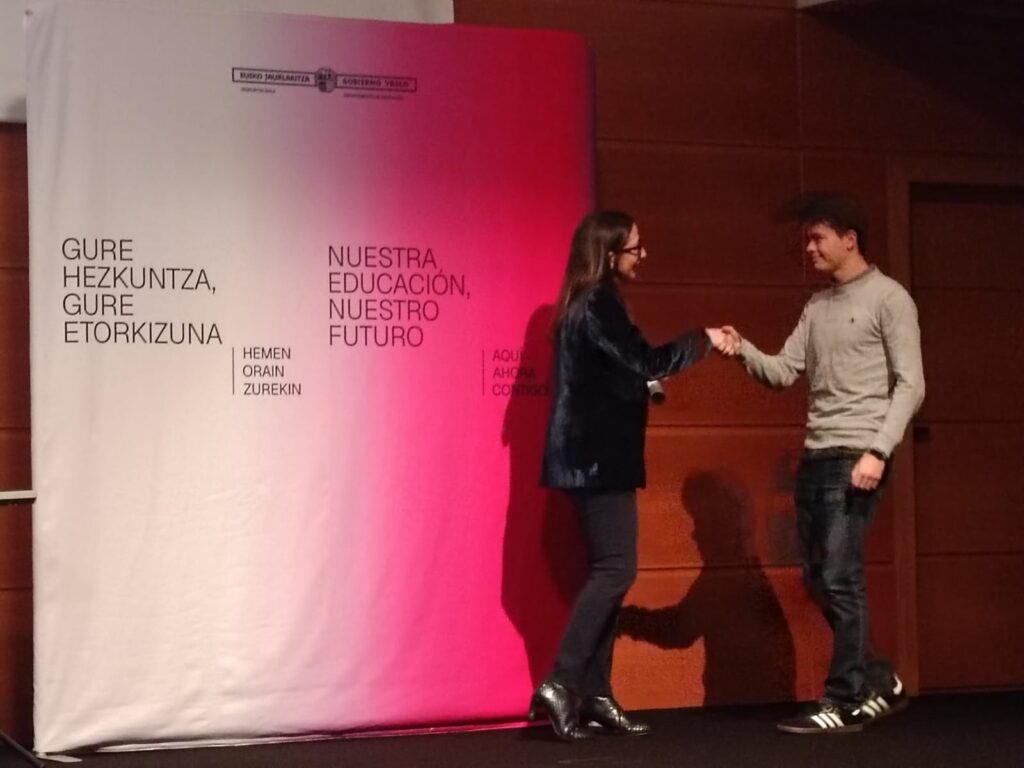 Iñigo Fernández de Castro, galardonado con el Premio Extraordinario de Bachillerato 2024-2025 3 Gaztelueta Inigo Fernandez extraordinario Bachillerato