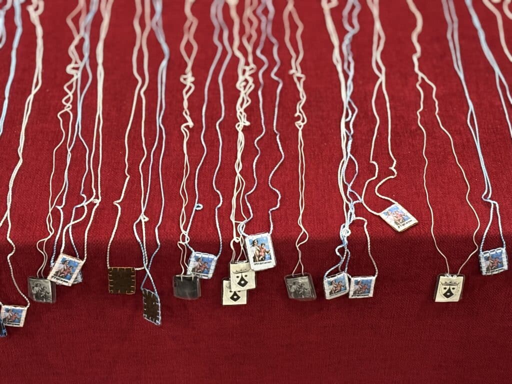 Imposición de escapularios en PEP 8 2 Gaztelueta escapularios