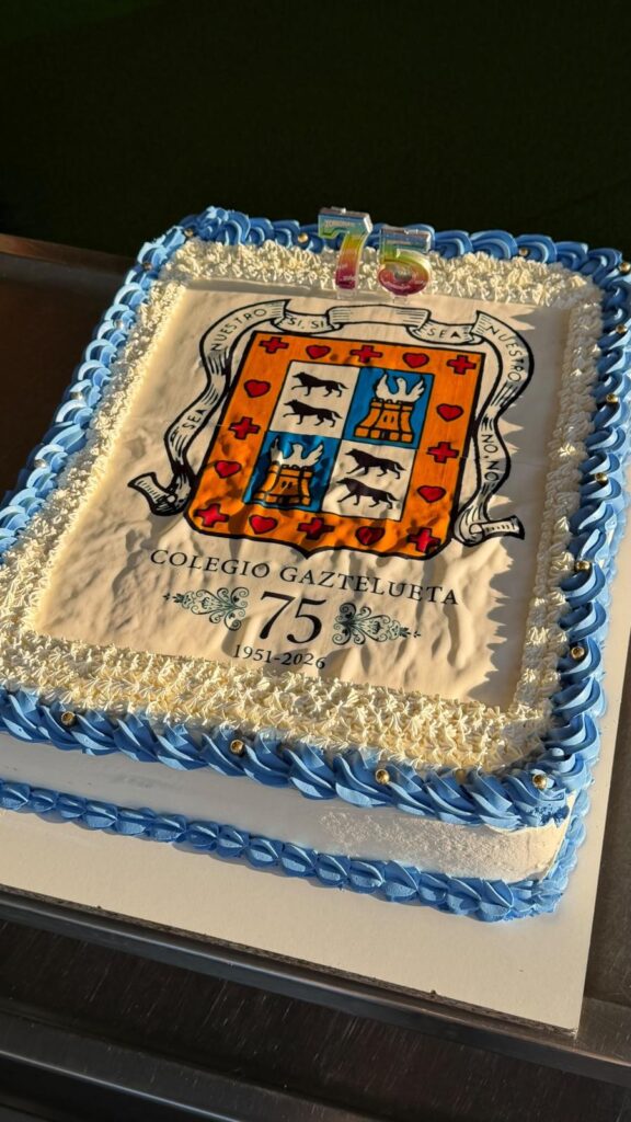 Los alumnos celebran el 75º Aniversario de Gaztelueta con una jornada para recordar 3 gaztekueta tarta cumple 2