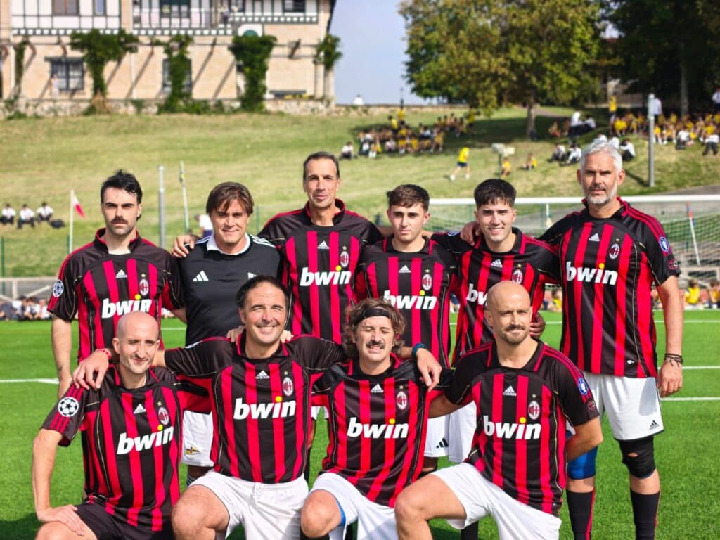 Los alumnos celebran el 75º Aniversario de Gaztelueta con una jornada para recordar 6 gaztelueta cumpleanos profesores futbol 1